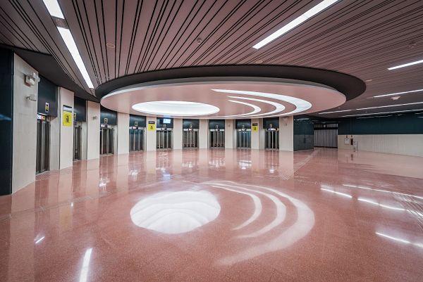 El gran llum de sostre característic de l'estació Zona Universitària / Foto: Pep Herrero (TMB)