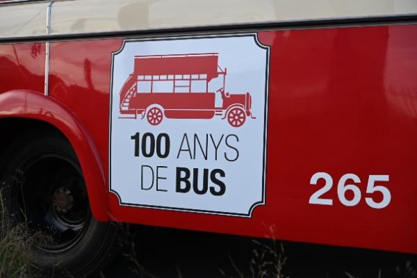 Detall del símbol del centenari de la xarxa d'autobusos al lateral del Dodge / Foto: Miguel Ángel Cuartero (TMB)