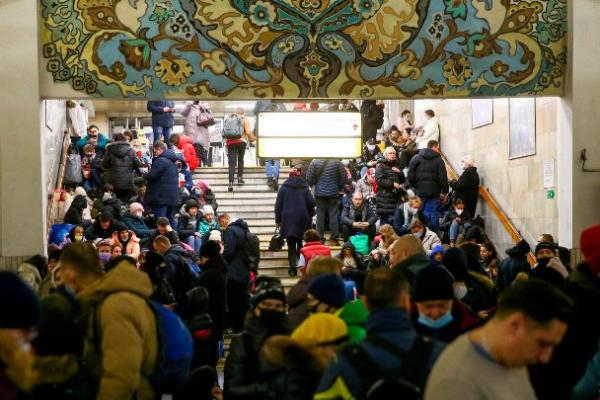 Ciutadans ucraïnesos refugiats al metro de Kíev / Foto: Reuters