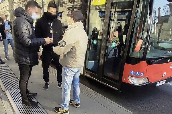 Mossos de paisà identifiquen un presumpte carterista en una parada d'autobús / Foto: Mossos d'Esquadra