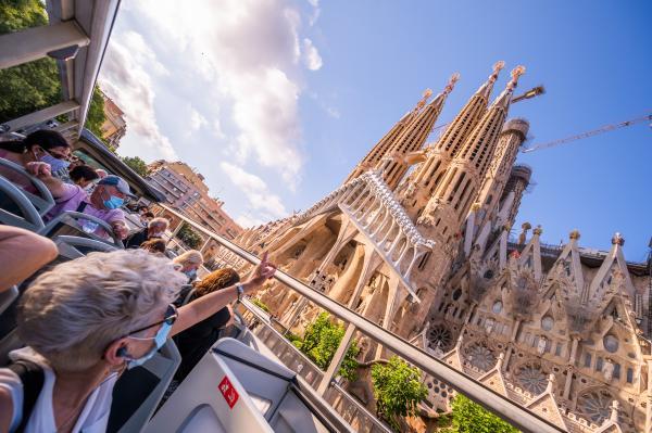 Bus turístic davant la Sagrada Família
