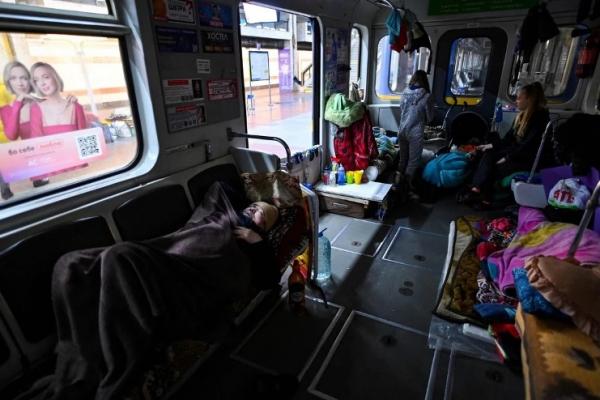 Interior d'un tren del metro de Kíiv convertit en habitatge provisional / Foto: AFP