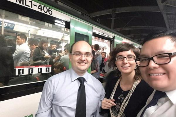 Mercedes Vidal, presidenta de TMB, al centre, junt amb el conseller delegat, Enric Cañas, en una visita al metro de Lima / Hora Punta