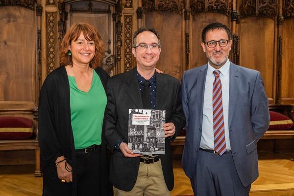 La presidenta de TMB, Laia Bonet, amb l'autor del llibre, Ricard Fernández i Valentí, i el conductor de l'acte de presentació de la publicació, Xavier Graset / Foto: Pep Herrero (TMB)