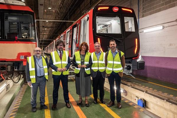 Pere Torres, Ricard Font, Laia Bonet, Gerardo Lertxundi i Òscar Playà davant del primer nou tren destinat a l'L3 de metro / Foto: Pep Herrero (TMB)