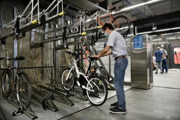 Un usuari guarda la seva bicicleta particular al Bicibox de Parc Logístic (L9S) / Foto: Miguel Ángel Cuartero (TMB)