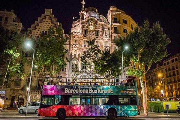 El Barcelona Bus Turístic, durant un moment del Night Tour / Imatge TMB