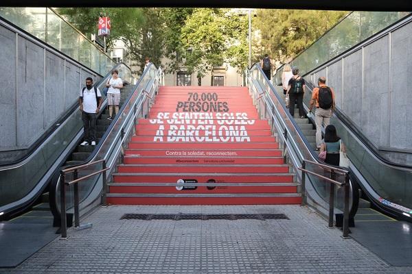 Accés a l'estació d'Universitat amb el vinilat de la campanya Contra la soledat, reconnectem / Foto: Ajuntament de Barcelona
