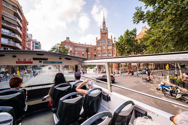 Un bus turístic davant del recinte modernista de Sant Pau / Foto: Pep Herrero (TMB)