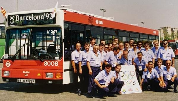 Treballadors de TMB als jocs de 1992 davant d'un autobus MAN de sol baix. /Foto: TMB