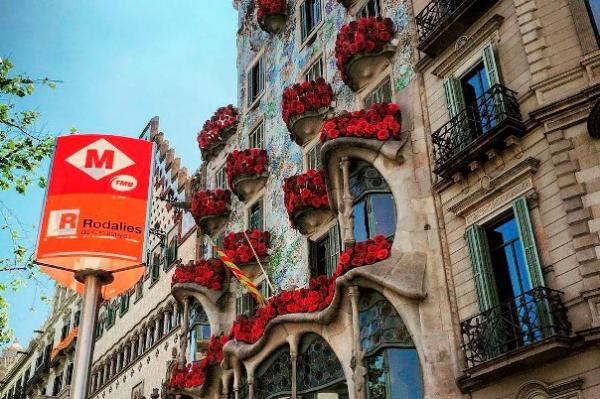 La Casa Batlló guarnida de roses per Sant Jordi / Foto: Marta Espinosa