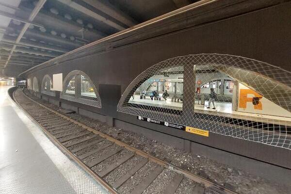 Imatge de les xarxes instal·lades als arcs de l'estació de Catañunya entre metro i Rodalie / Font:  TMB