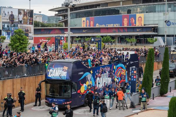 Un bus turístic vinilat a la seva sortida de l'Spotify Camp Nou / Foto: Pep Herrero (TMB)