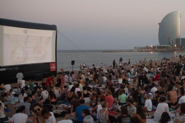 Sessió de cinema a la fresca a la platja de Sant Sebastià / Foto: Cinema Lliure a la Platja 