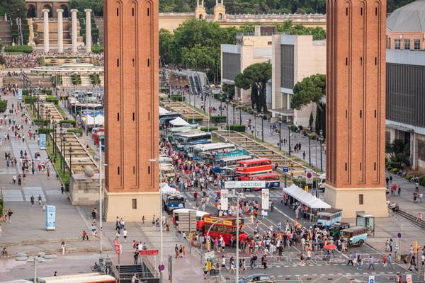Vista de l'avinguda Maria Cristina amb l'exposició d'Autobusos Clàssics el 2022 / Foto: Pep Herrero (TMB)