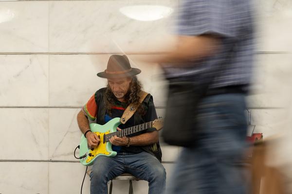 Un músic al metro tocant al Punt de Músics ubicat a l'estació de La Sagrera / Foto: Miguel Ángel Cuartero (TMB)