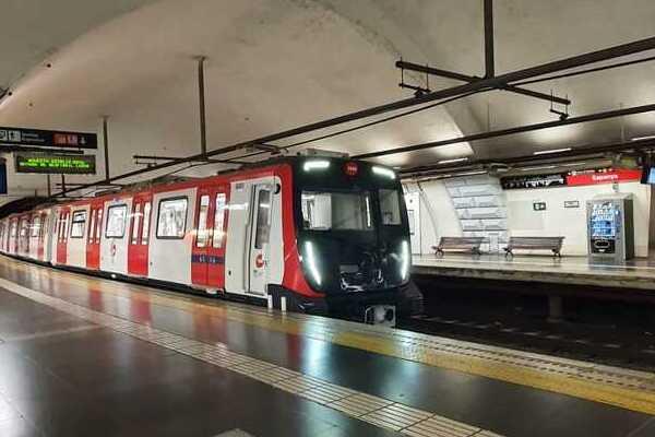Imatge del tren de la sèrie 8000 al seu pas per l'estació d'Espanya L1 / Font: TMB