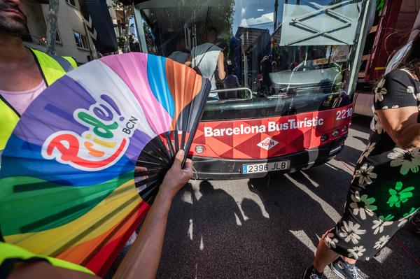 Sota el lema "L'Orgull de les nostres vides. Fer anys, acompanyant-nos, és créixer", arrancava dissabte passat a les sis de la tarda la multitudinària desfilada de carrosses del Pride Barcelona 2023 / Fotos: Pep Herrero (TMB)