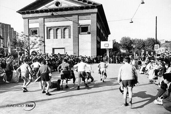 Alumnes al pati de l'escola del Metro, a Sants / Foto: Fundació TMB