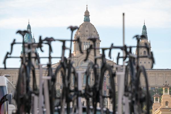 L'edifici del MNAC de fons amb les bicicletes protagonistes de la Vuelta / Foto: Vuelta 2023