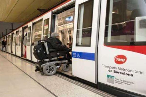 Passatger amb cadira de rodes accedeix al metro / Foto: TMB