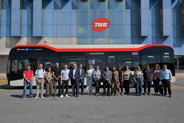 Represenants del Brasil i d'Itàlia posen davant d'un bus elèctric a Triangle / Foto: Pep Herrero (TMB)