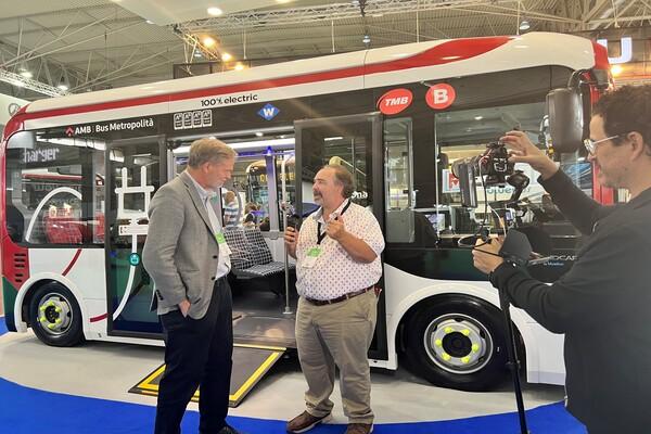 El presentador Paul Comfort entrevistant Josep M. Armengol, director de Tecnologia de Bus de TMB, a la cimera de la UITP / Foto: TMB
