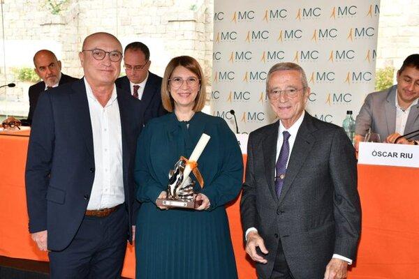 Miquel Mira i Eva González recullen el premi de la mà del president de MCMUTUAL, Enric Reyes. /Foto: MCMUTUAL