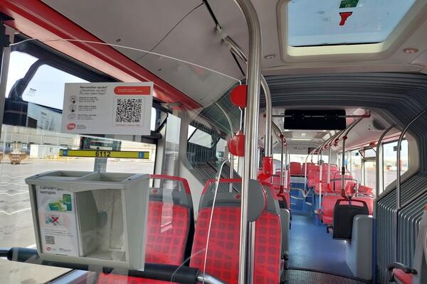 El codi QR a bord del bus t'adreça directament al web de TMB / Foto: TMB