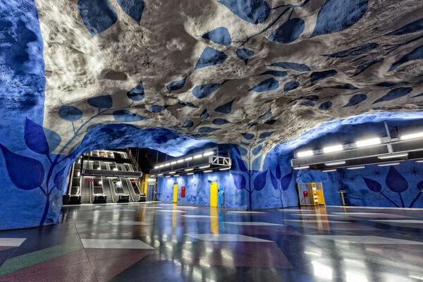 Espectacular interior de l'estació de metro T-Centralen, dissenyada per Per Olof Ultvedt / Foto: ElMundo.es