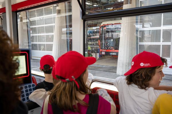 Nens a bord d'un bus en una visita a una cotxera de TMB / Foto: Miguel Ángel Cuartero (TMB)