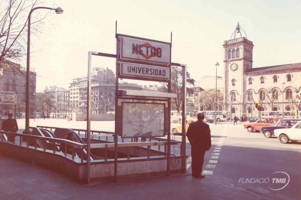 Vista de l'accés de metro de plaça Universitat a finals dels anys 70 / Foto: Arxiu TMB