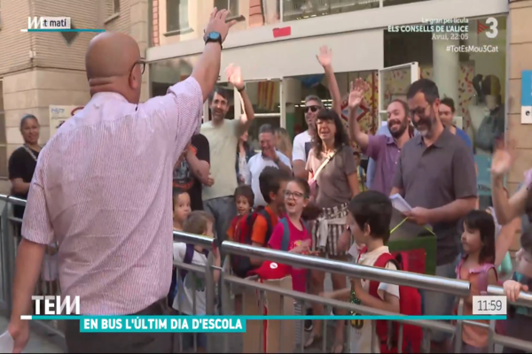 El Roque López, conductor de la línia 39 de TMB, s'acomiada fins al setembre dels nens i nenes que porta cada dia a l'escola / Foto: TV3 