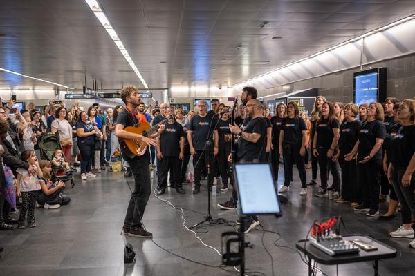 Un moment de l'actuació de la oral Vedruna Gràcia al metro de Diagonal per celebrar el Dia Europeu dela Música/ Foto: Miguel Ángel Cuartero (TMB)