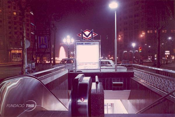 L'accés de l'estació Passeig de Gràcia L4 a la Gran Via una nit de l'any 1973 / Foto: Arxiu TMB