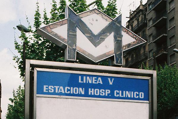 Hospital Clínic es va inaugurar el 1969 amb el nom en castellà, tal com mostra l'accés a l'estació del 1984 / Foto: Arxiu TMB