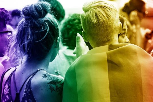 Manifestants amb el colors del moviment LGTBIQ+ / Foto: Ajuntament de Barcelona