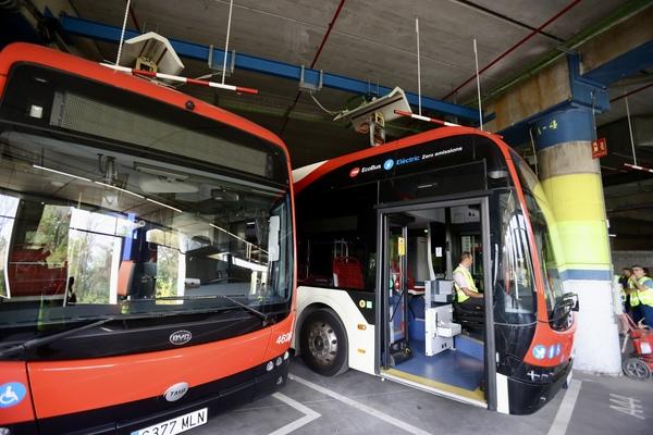 Dos autobusos elèctrics carregant per pantògraf a la cotxera de Triangle / Foto: TMB