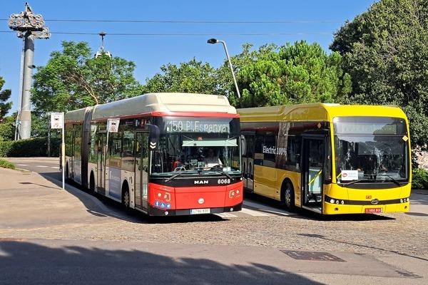 El Bus BYD a la muntanya de Montjuic. /Foto: Josep Ramon Tauste (TMB)