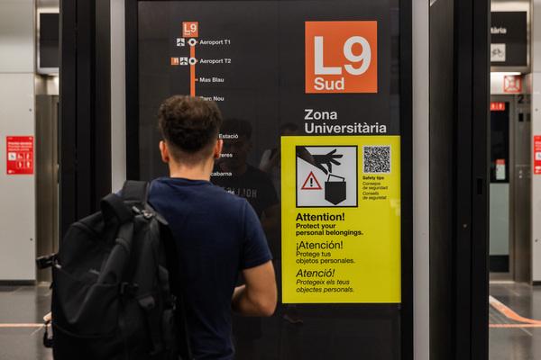 Imatge vinil amb codi QR a l'estació d'Aeroport T1 / Foto: Jordi López (TMB)