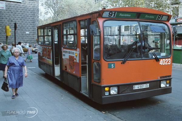 Un microbús Ebro 66/7 T de Transports de Barcelona circulant a la línia 91, l'any 1983, a la Rambla de Barcelona / Foto: Fundació TMB