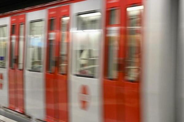 Metro frenant a l'entrada d'una estació ./Foto: TMB