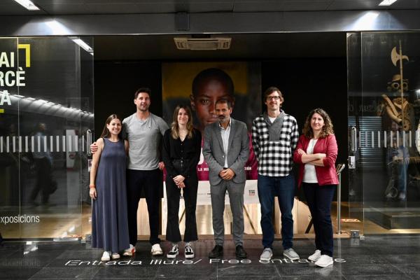 Foto de família amb representants de TMB i de la Fundació Street Child España a l'entrada de l'Espai Mercè Sala / Foto: Miguel Ángel Cuartero (TMB)