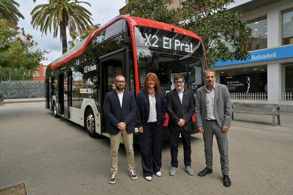 Presentació de la línia X2 a la plaça Pau Casals del Prat de Llobregat. /Foto: Pep Herrero (TMB)