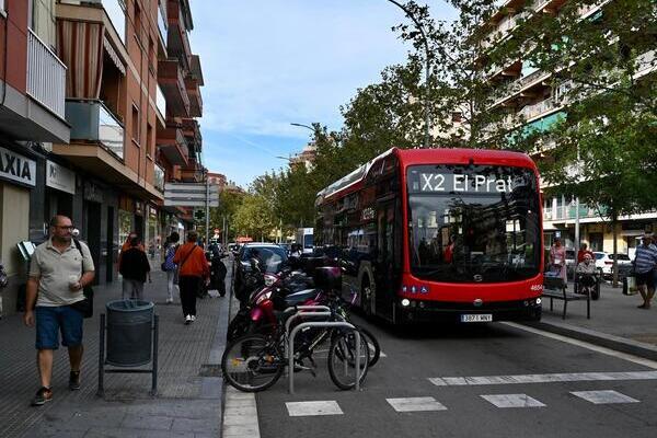 El bus X2-PratExpress al seu pas per la població. /Foto: Pep Herrero