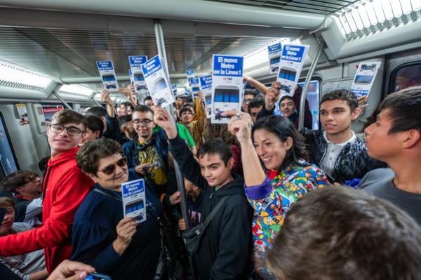 Desenes d'aficionats van viure l'emotiu acte de comiat de la sèrie 4000 / Foto: TMB