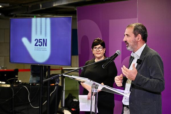 El conseller delegat de TMB, Xavier Flores, i la directora de la Plataforma Unitària Contra les Violències de Gènere, Remei Saéz, en un moment de l'acte / Foto: Pep Herrero (TMB)