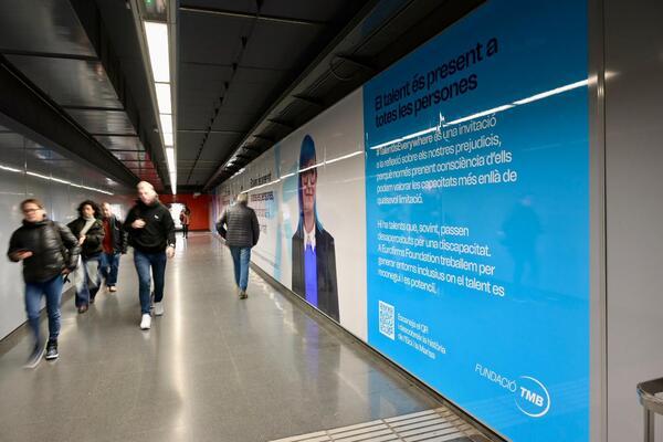 El mural instal·lat al passadís de l'estació Arc de Triomf de la L1 (direcció Hospital de Bellvitge) d'Eurofirms i TMB / Foto: Miguel Ángel Cuartero (TMB)