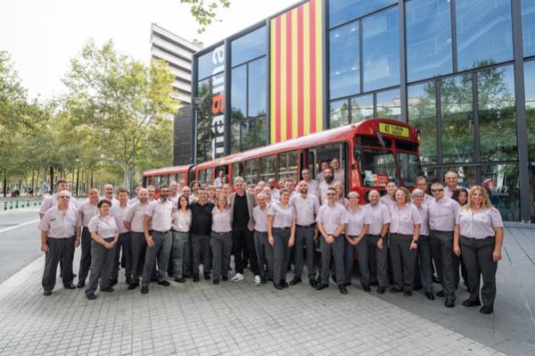 Conductors de bus de TMB posen en la preestrena del film 'El 47' amb el seu actor protagonista Eduard Fernández i el seu director Marcel Barrena / Foto: TMB