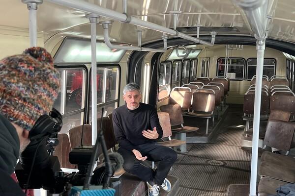 El director de cinema, Marcel Barrena, entrevistat per Informe Semanal en un bus Pegaso 6035A de la Fundació TMB a la cotxera de Triangle / Foto: TMB